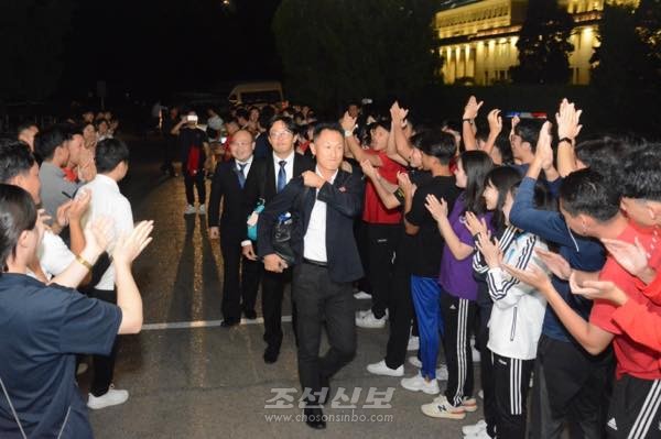〈편지이어달리기대표단〉3명의 성원들이 평양도착