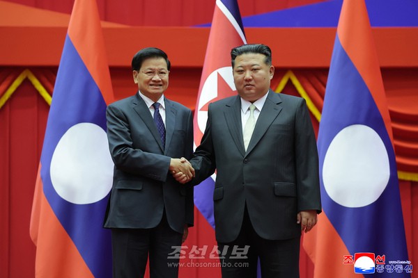 라오스인민혁명당 중앙위원회 총비서인 통룬 씨쑤릿주석을 환영하는 의식 진행