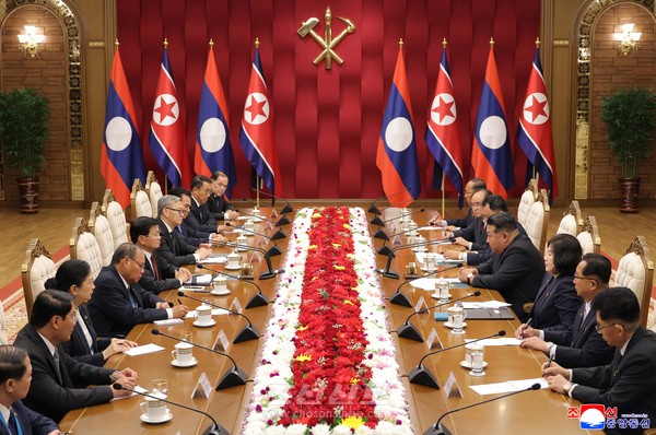 김정은원수님께서 라오스인민혁명당 중앙위원회 총비서인 통룬 씨쑤릿주석과 회담하시였다
