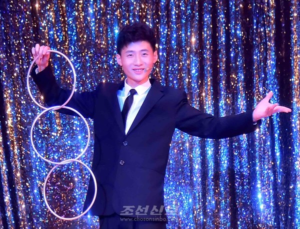 창작능력과 묘기에서 주목을 받는 새세대 요술사들