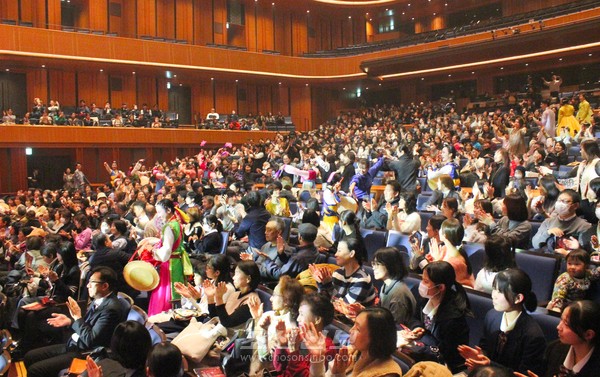 세대를 넘어 이어지는 무대/ 조언자, 이전 단원들의 마음